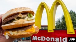رستوران زنجیره‌ای آمریکایی «مک‌دونالدز» در ۱۲۰ کشور جهان شعبه دارد و محصولات خود را در این شعب، عرضه می کند