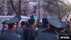 Темир Сариевди милиция кызматкерлерине кайрылып сүйлөп жатат  