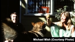 Владимир Высоцкий и его жена Марина Влади в доме американского музыканта Майкла Миша в Лос-Анджелесе.  