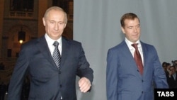 Путин һәм Медведев. Президент сулда. Әлегә