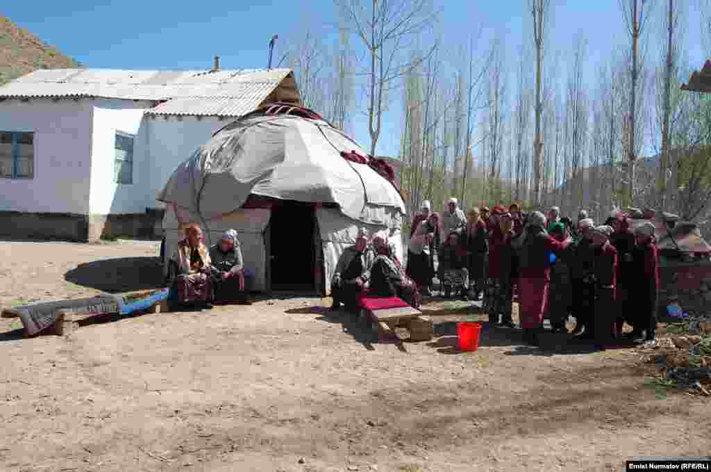 Өзүн-өзү өрттөгөн Каныбек Сейитбековдун жаназасы, Алай району, 17-апрель.