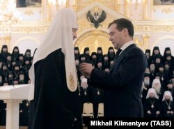 Тодішній президент Росії Дмитро Медведєв (праворуч) нагороджує Московського патріарха Кирила орденом Олександра Невського. Москва, 3 лютого 2011 року