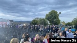 Голова опозиційного Єдиного національного руху Тіна Бокучава (у центрі зі світлим волоссям) вітає прихильників на мітингу в Кварелі.