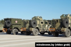 Скрыншот зь відэа, зробленага агенцтвам «Минск-новости» 3 красавіка 2025 году, з аэрадрому Ліпкі пад Менскам падчас рэпэтыцыі параду да 9 траўня. На ім бачныя расейскія вайсковыя нумары зь лічбавым кодам 39.