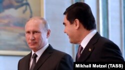 Президент Туркменистана Гурбангулы Бердымухамедов (справа) и президент России Владимир Путин (слева)  Ашхабад, 2 октября, 2017. 