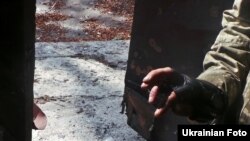 «Розтяжка» на вході до будинку, виявлена українським патрулем у «сірій» зоні (смуга нейтральних територій) під Горлівкою, вересень 2015 року