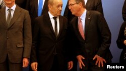 Эштон Картер (справа) и министр обороны Франции Жан-Ив Ле Дриан после встречи министров антитеррористической коалиции в Париже