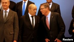 اشتون کارتر (نفر اول از راست) وزیر دفاع آمریکا همراه با ژان ایو لودریان، همتای فرانسوی‌اش.