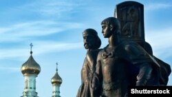 Васильківська церква та один із пам’ятників князям України-Русі (Ярославу Мудрому та Всеволоду) в місті Володимирі-Волинському