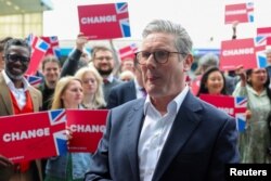 کی‌یر استارمر در میان هوادارانش در کمپین انتخاباتی حزب کارگر در یک استادیوم در جنوب شرقی بریتانیا، ۲۳ مه ۲۰۲۴