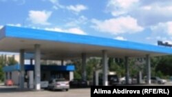 Автозаправочная станция, близ которой были задержаны подозреваемые в убийстве. Актобе, 26 июля 2011 года.  
