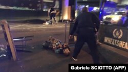 Тела погибших на месте нападения в центре Лондона. 3 июня 2017 года.   