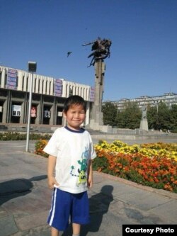 Айдан-Азамат до шести лет рос в детдоме в Кыргызстане.