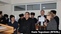 Гражданские активисты Ермек Нарымбаев и Серикжан Мамбеталин требуют отвода судьи Марал Джарилгасовой. Алматы, 8 января 2016 года.