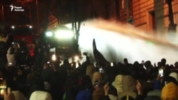 Грузия: Митингге чыккандарды полиция күч менен таратты 