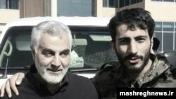 مصطفی صدرزاده (سمت راست) در کنار قاسم سلیمانی