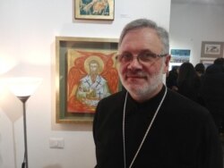 Ієромонах Орест Козак на тлі своїх робіт