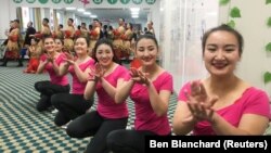 Тарбиялоочу лагердеги кыздар. Шинжаң. 