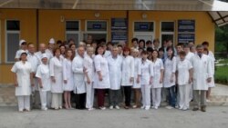 Медичний персонал Закарпатської обласної клінічної інфекційної лікарні. Посередині – головний лікар Михайло Поляк. Ужгород