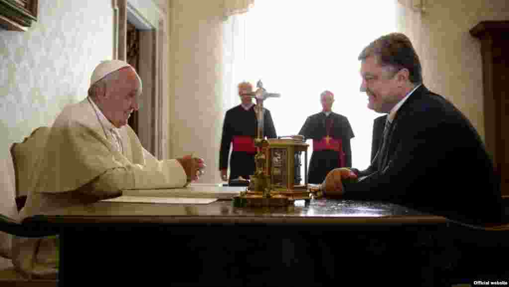 Папа Римський Франциск і президент України Петро Порошенко під час офіційної зустрічі у Ватикані, 20 листопада 2015 року