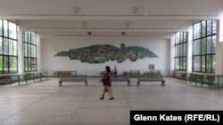 Береговедегі автобус бекеті. Украина, 21 мамыр 2014 жыл.