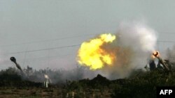 ارتش اسرائیل از داخل خاک خود به سوی نوار غزه شلیک می کند. (عکس:Afp)