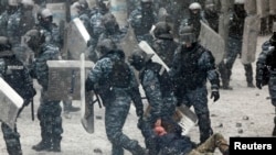 Беркутівці побили і тягнуть майданівця. Київ, 22 січня 2014 року