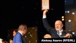 Владимир Меньшов (справа)