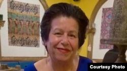 آفرین مهاجر ۷۰ ساله که ساکن لس‌آنجلس آمریکا است هم اکنون در بند ۲۰۹ زنان زندان اوین نگهداری می‌شود