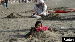 Шаршемби күнү пакистандыктар буту баспаган майып балдарды төшүнө чейин жерге көөмп коюшат. Элдин ишениминде, жер бетине сиңген күндүн нуру адамдын сөөгүнө өтүп, бейтап басып кетиши мүмкүн. 
