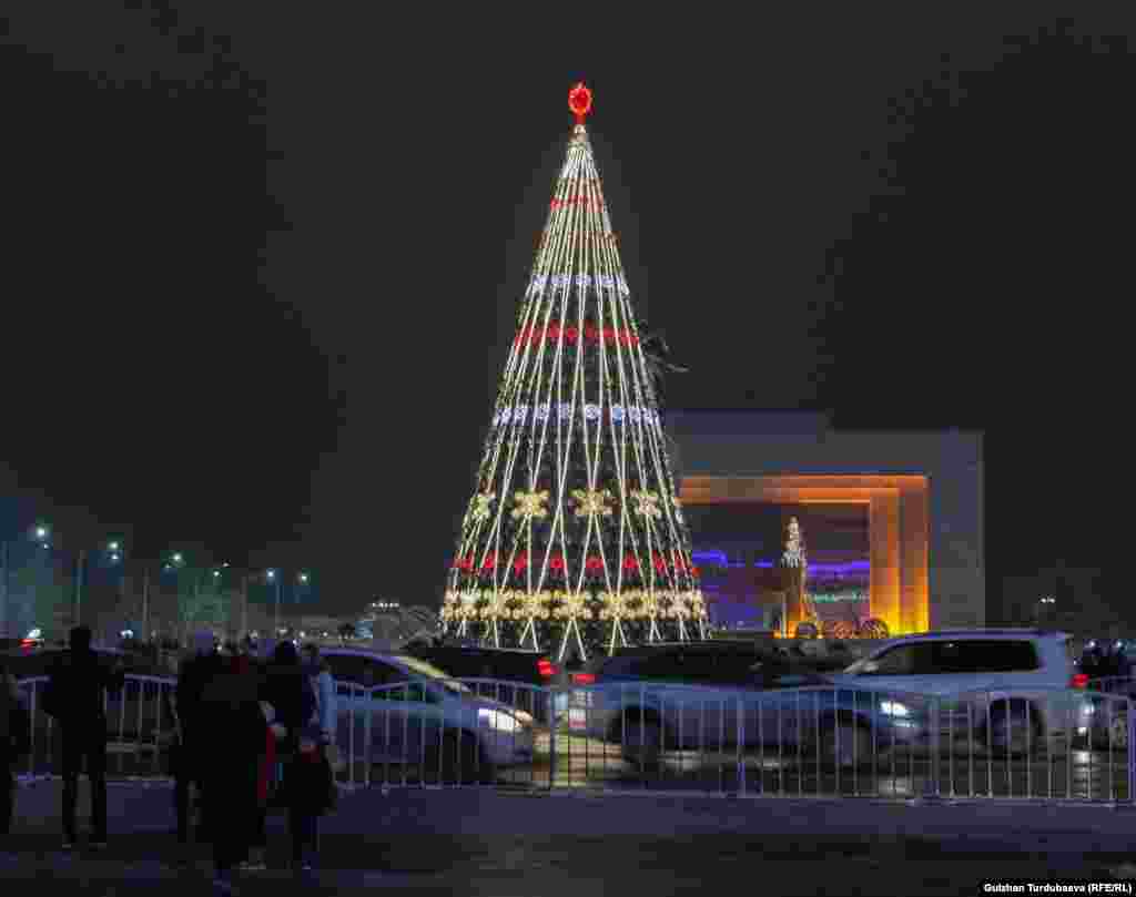 Бишкектеги жаңы жылдык балатынын&nbsp;бийиктиги 27 метр, ал эми диаметри 12 метр болду.