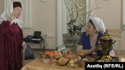 Үзешчән артистлар Рәсимә Мифтахетдинова һәм Хәлимә Шәмсиева (у)