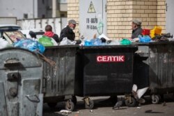 Безхатченки на Троєщині – теж у масках, певно, щоб не чіпала поліція
