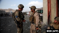 Ооганстан. Британ жоокери (солдо) жана америкалык аскер Кабул аэропортунда.  22-август,  2021-жыл. 