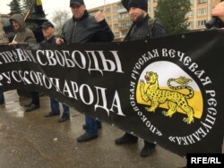 Активісти на акції «Набрид!». Псков, 29 квітня 2017 року