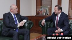 Armenia - Armenian Defense Minister Davit Tonoyan (R) and his Georgian counterpart Levan Izoria meet in Yerevan, February 21, 2019.