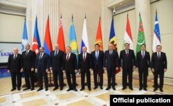 MDH davlat rahbarlarining sammit yakunidagi umumiy fotosi.