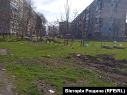 Мешканці Маріуполя ховають сусідів у дворах житлових будинків. Квітень 2022 року