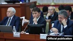 Премьер-министр баштаган өкмөт мүчөлөрү парламентте. 