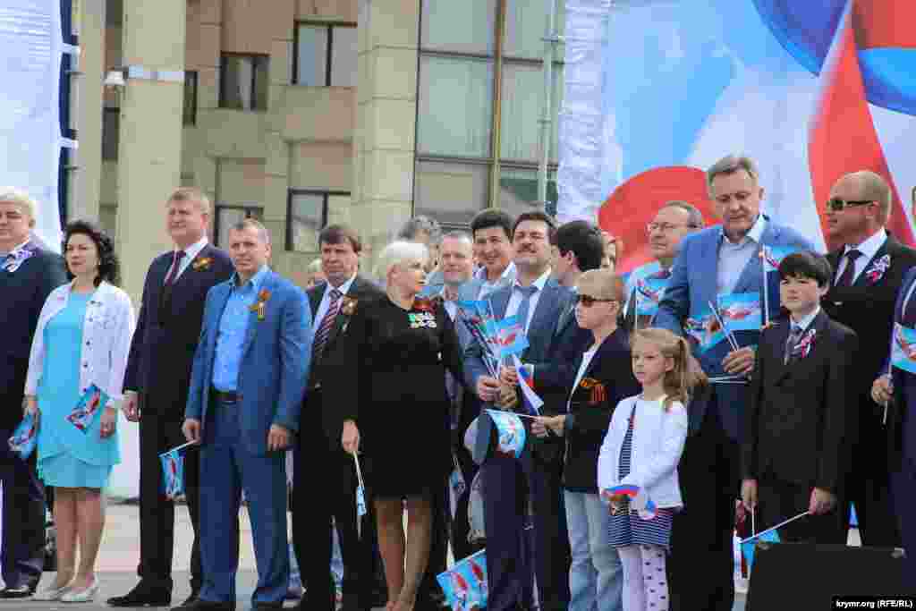 Члены &laquo;правительства&raquo; приветствовали демонтрантов с трибуны на площади Ленина. Аксенов в этом году не присутствовал