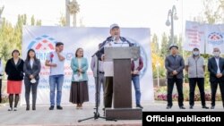 Курманбек Дыйканбаев во время агитационных работ в предвыборный период. 