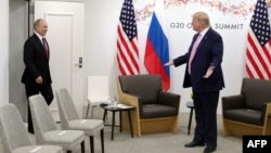 ABŞ prezidenti Donald Tramp 2019-cu ildə Osakada keçirilən G20 sammitində rusiyalı həmkarı Vladimir Putinlə görüşür.