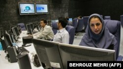 صحنه‌ای از تحریریه شبکه تلویزیونی پرس تی‌وی هنگام آغاز به کار آن در سال ۲۰۰۷.