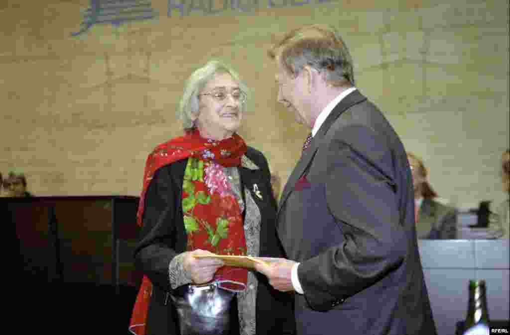 Елена Боннер ва раисиҷумҳури Чехия, Ватслав Ҳавел, 4-уми майи соли 2001.