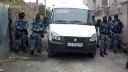 Kiyinmege bile yetiştiremedik – FSB qırımtatarlarnıñ evlerinde tintüvler keçirdi (video)