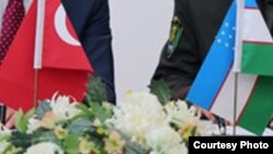 Государственные флаги Узбекистана и Турции.