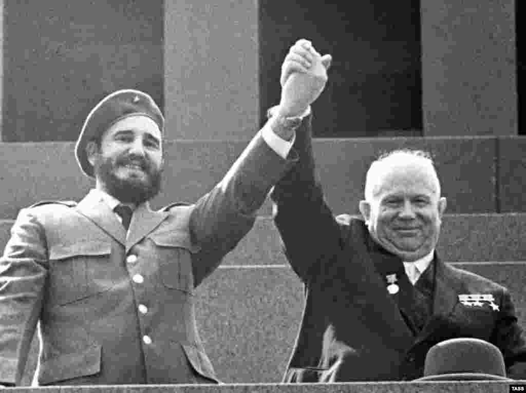 دیدار کاسترو با نیکیتا خروشچف رهبر اتحاد جماهیر شوروی سابق در مسکو در ژانویه ۱۹۶۲.