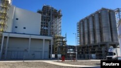 2018-nji ýylyň 17-nji oktýabrynda Türkmenistanyň Kiýanly şäherinde Ýaponiýanyň "TOYO Engineering" we Günorta Koreýanyň "LG International" hem-de "Hyundai Engineering" kompaniýalary tarapyndan gurlan himiýa zawodynyň desgalary.