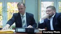 "Некто Булысов и Денисов", - так описала Ольга Романова двух представителей потерпевшей стороны. появившихся в Пресненском суде на слушаниях по делу Алексея Козлова. Парадокс в том, что наличие потерпевшего в этом деле не выявлено даже приговором