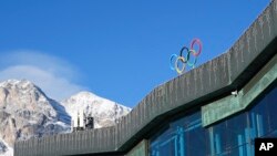 Алімпійскія колцы над алімпійскім стадыёнам для кэрлінгу ў Картына д’Ампэца